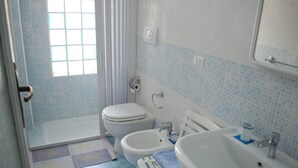 Chambre Triple Standard | Salle de bain