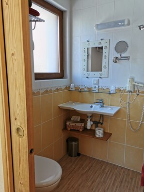 Zweibettzimmer | Badezimmer | Dusche, kostenlose Toilettenartikel, Haartrockner, Handtücher