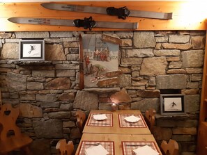 Tägliches kontinentales Frühstück (11 EUR pro Person)