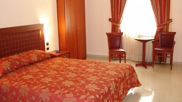 Quarto superior, 1 cama King, banheira de hidromassagem | Quartos à prova de som, Wi-Fi de cortesia
