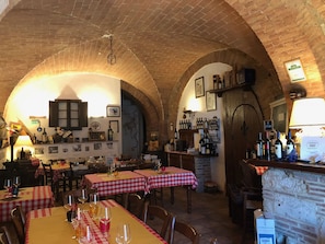 Petit déjeuner et déjeuner servis sur place, spécialités Cuisine locale