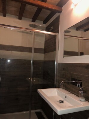 Deluxe Suite, Sea View | Bathroom | Shower, free toiletries, hair dryer, bidet - Relais Il Sigillo (Rosignano Marittimo)