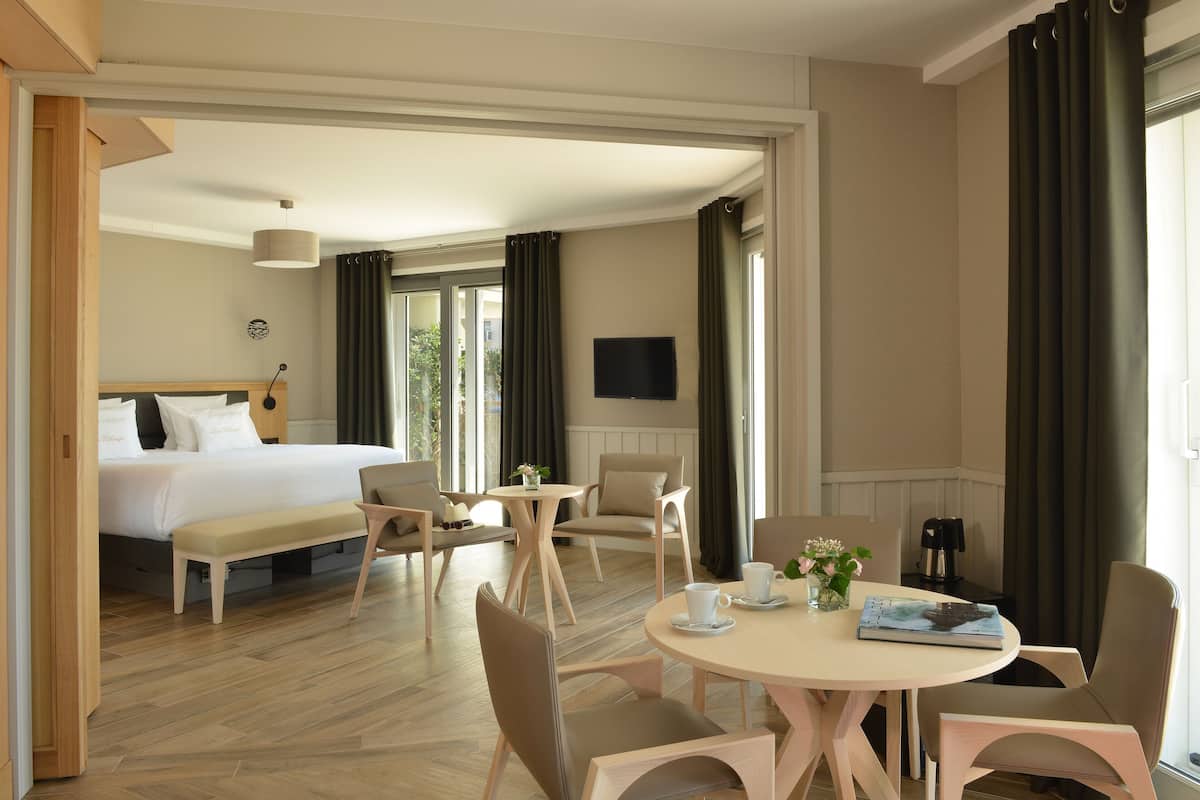 Deluxe Room | Peralatan tempat tidur premium, tilam berlapik, bar mini