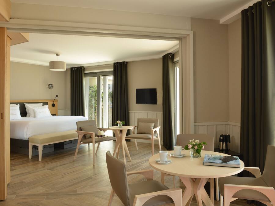 Ropa de cama de alta calidad, colchones con pillow-top y minibar