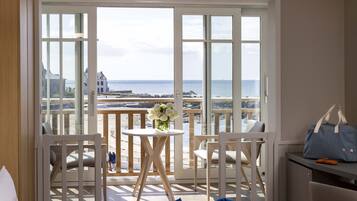 Chambre Prestige avec Bow-Window | Literie de qualité supérieure, surmatelas, minibar