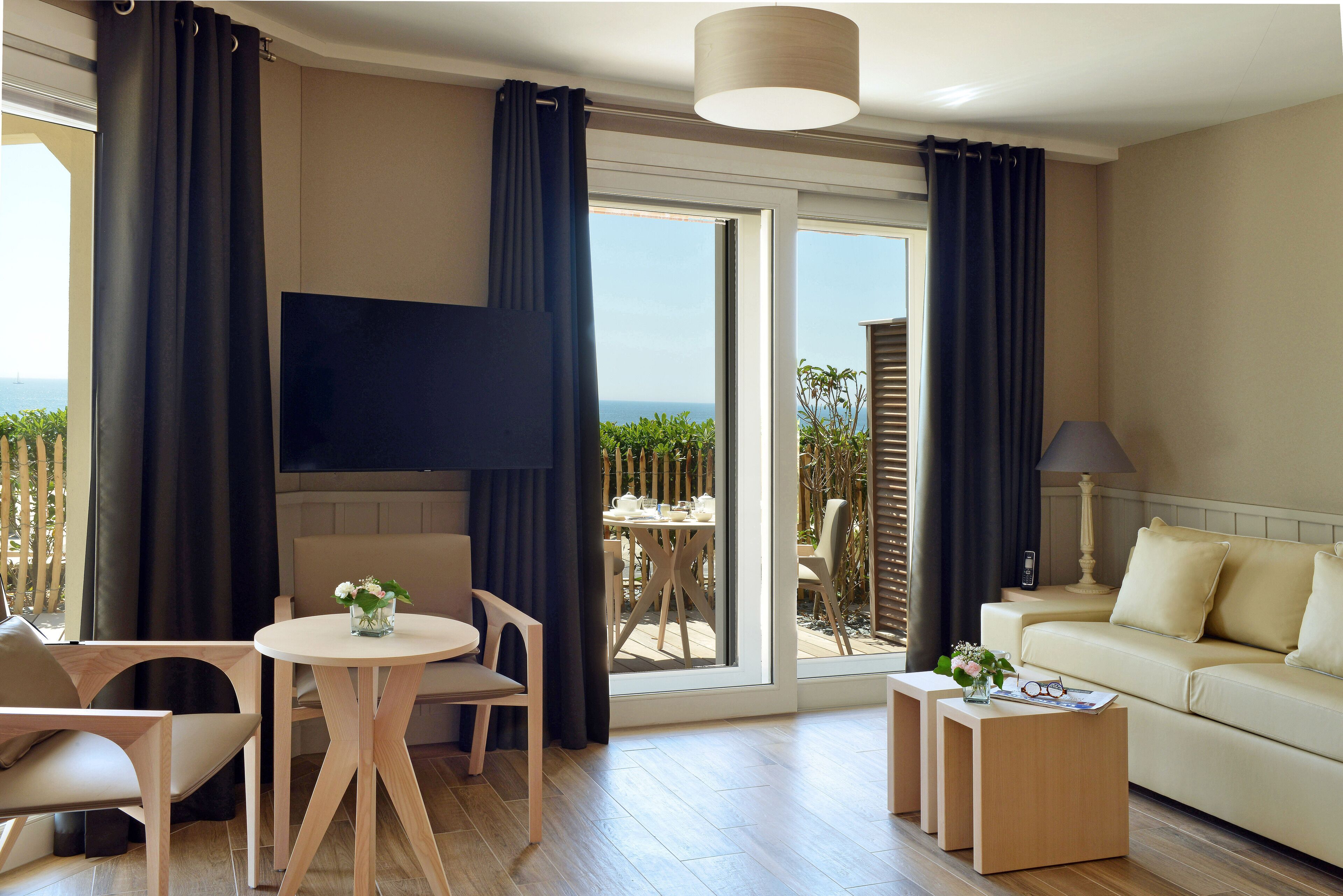 Deluxe Room | Living area