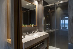 Dusche, kostenlose Toilettenartikel, Haartrockner, Bademäntel
