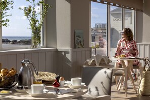 Petit déjeuner préparé sur commande (24 EUR par personne)
