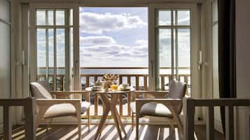 Romantische tweepersoonskamer | Luxe beddengoed, pillowtop-bedden, een minibar, een kluis op de kamer