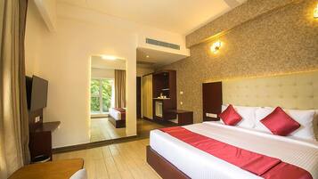 Club Room, 1 Bedroom | Minibar, in-room safe, desk, iron/ironing board