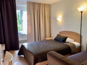 Hochwertige Bettwaren, Zimmersafe, Schreibtisch, Bügeleisen/Bügelbrett