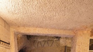 Uzengi Cave Family Suite with Pool Room | ジェットバス