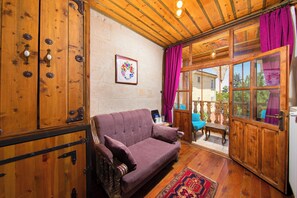 Zelve Deluxe Konak Room | Living area | Flat-screen TV