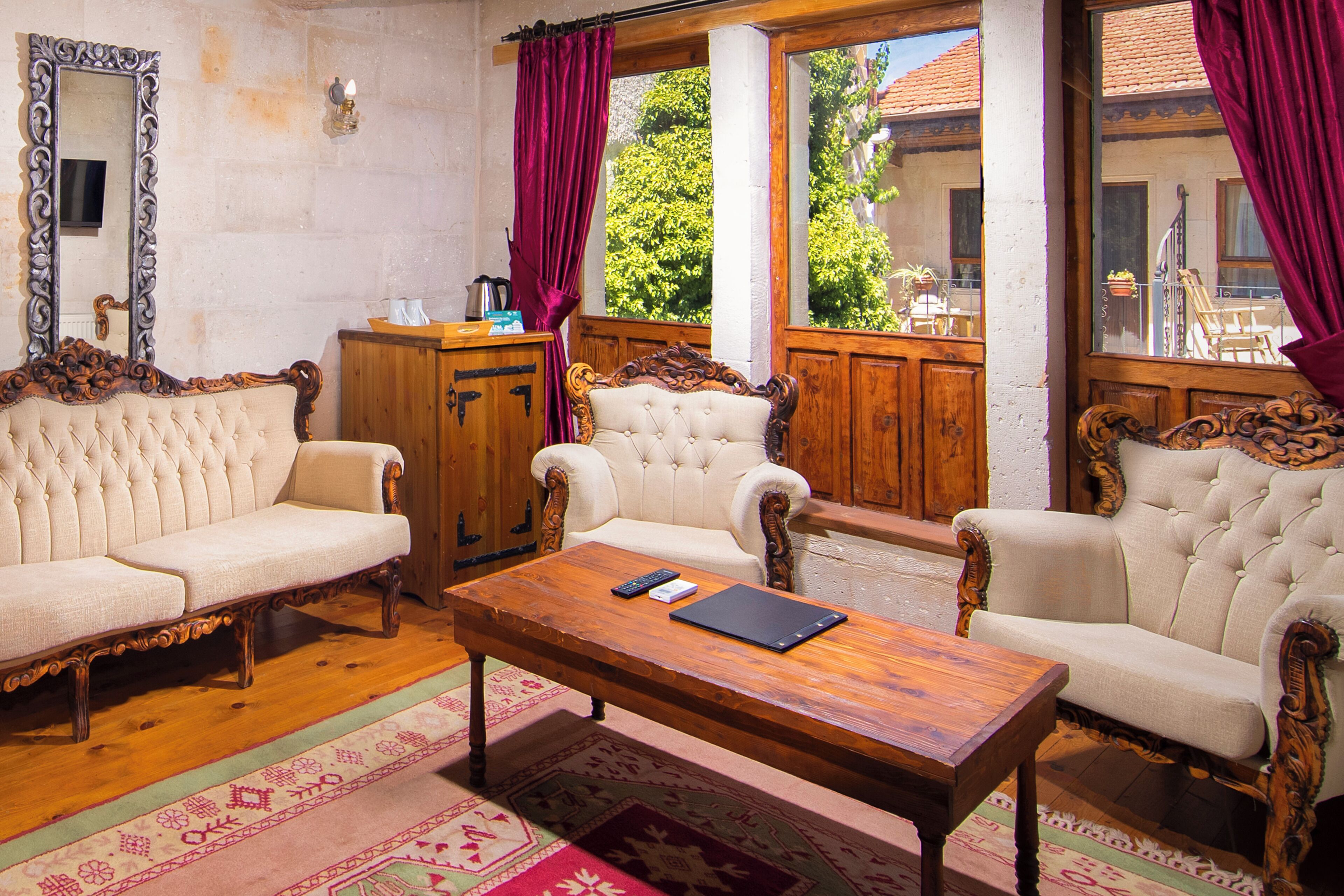 urgup family  with jacuzzi king room | living area | flat-screen tv