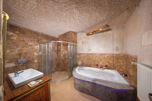 Urgup Family  with Jacuzzi King Room | Badrum | Gratis toalettartiklar, hårtork, tofflor och handdukar