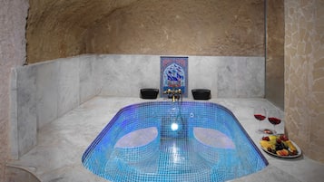 Uzengi Cave Family Suite with Pool Room | Bathroom | Free toiletries, hair dryer, slippers, towels