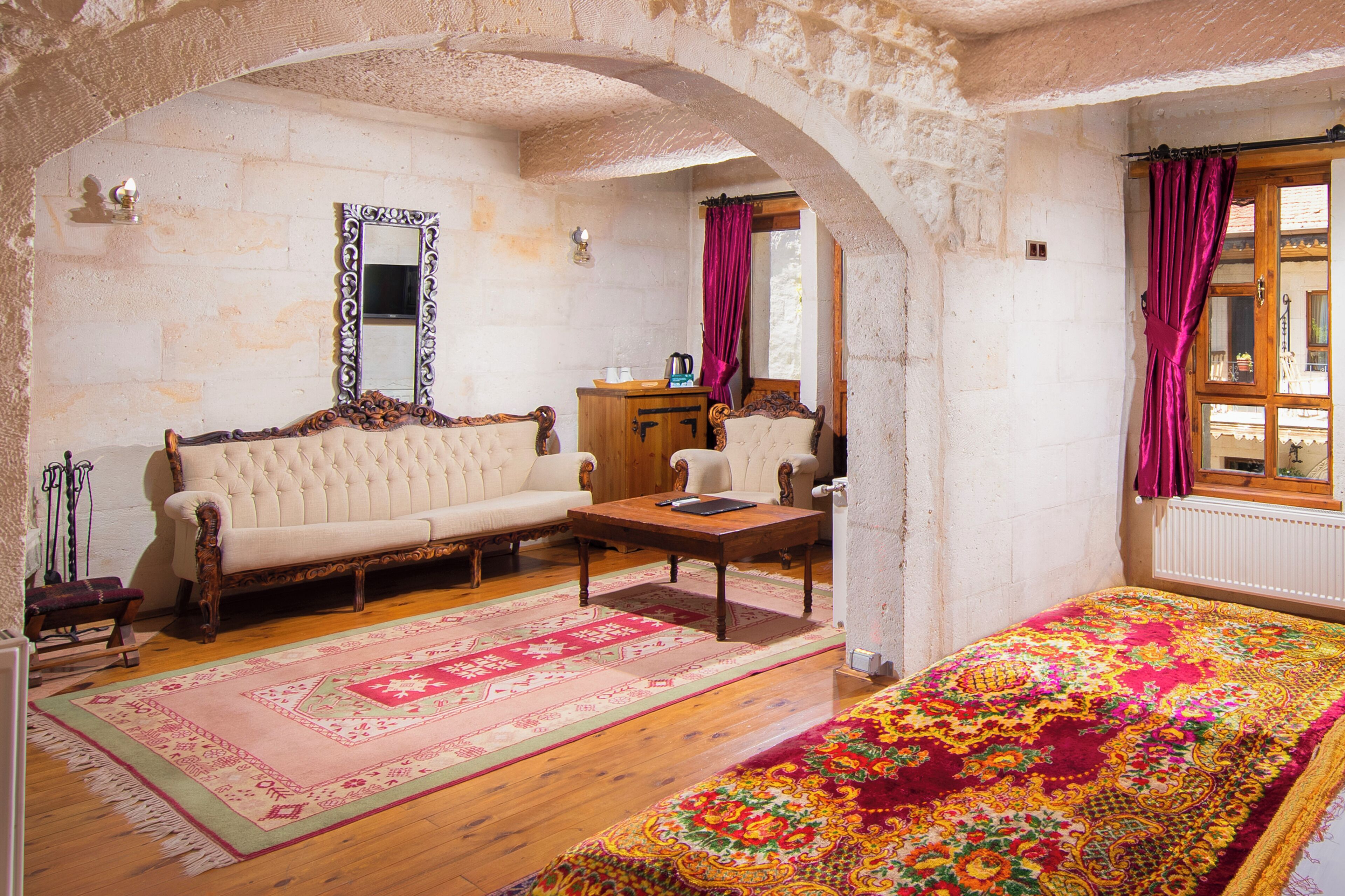 urgup family  with jacuzzi king room | living area | flat-screen tv