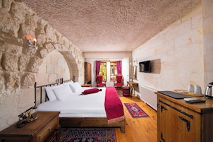 Mazi Family With Jacuzzi Room | Kaliteli yatak takımı, kuştüyü yorgan, minibar, odada kasa
