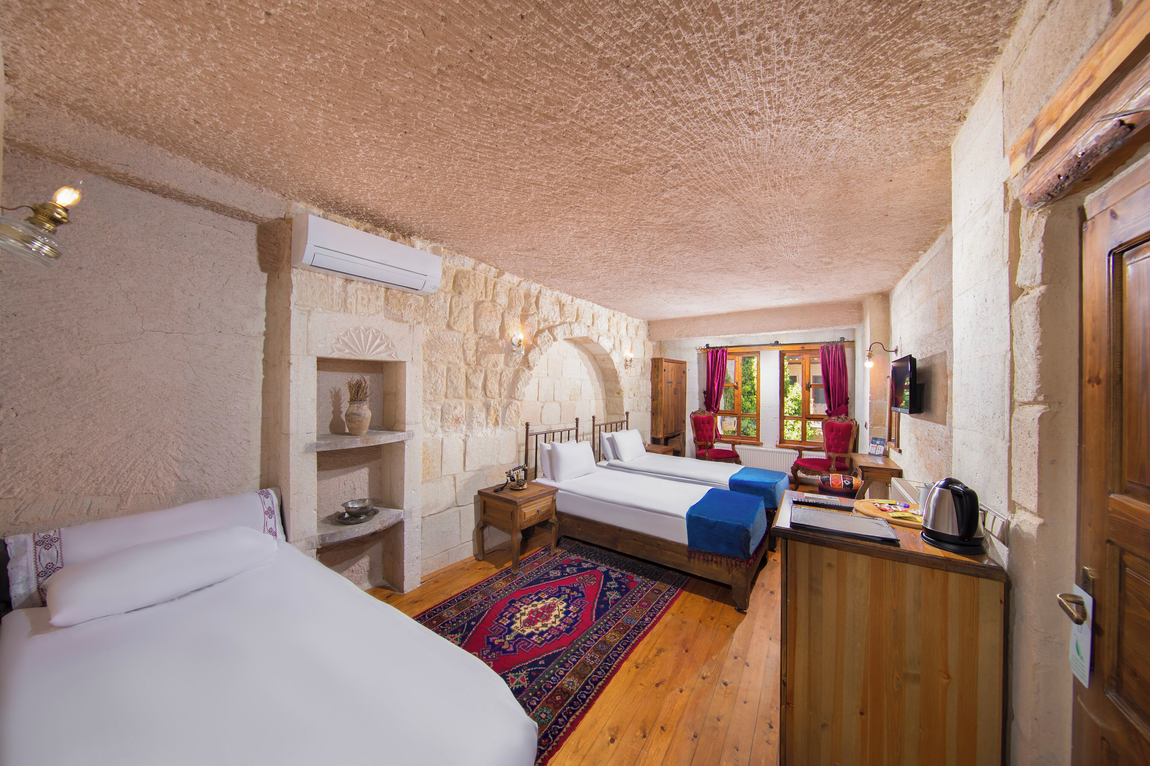 Mazi Family With Jacuzzi Room | Vista al patio