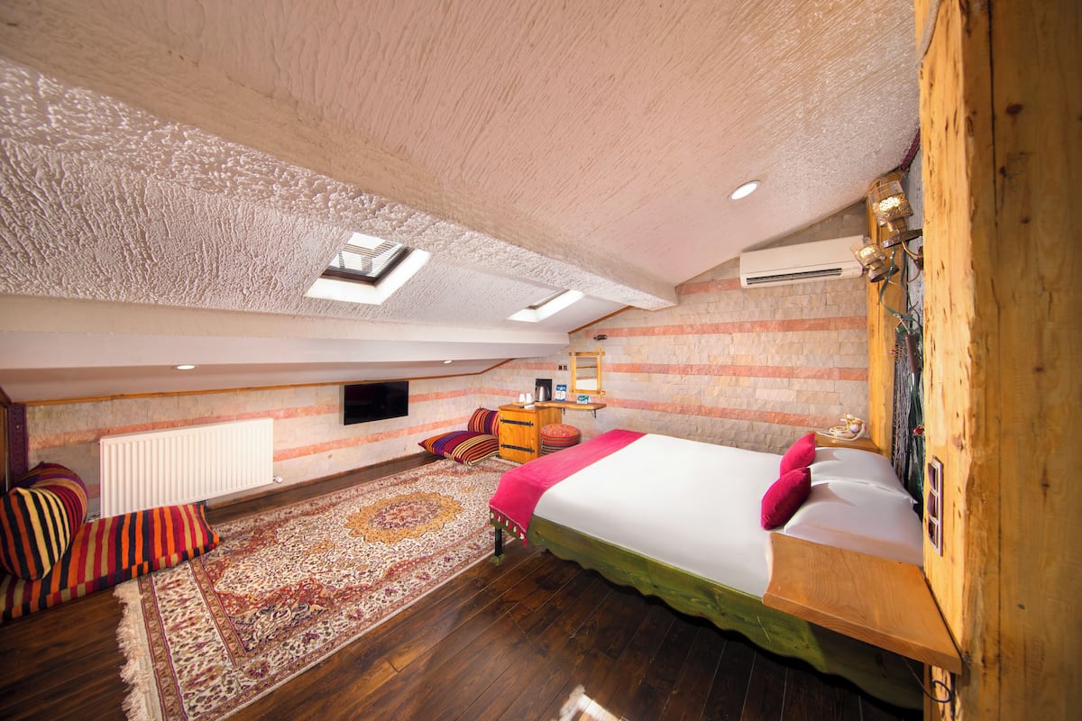 Gomeda Deluxe Roof Floor Room | Premium bedding, down duvets, minibar, in-room safe