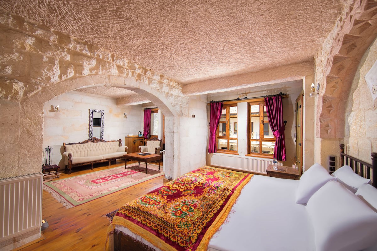 Urgup Family with Jacuzzi King Room | Ropa de cama de alta calidad, edredón y minibar