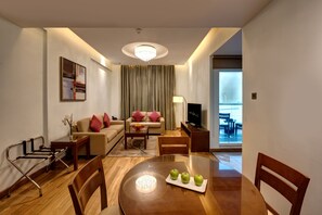 Suite – deluxe, 1 soverom | Oppholdsrom | En 49-tommers Flatskjerm-TV med Parabol-TV samt TV