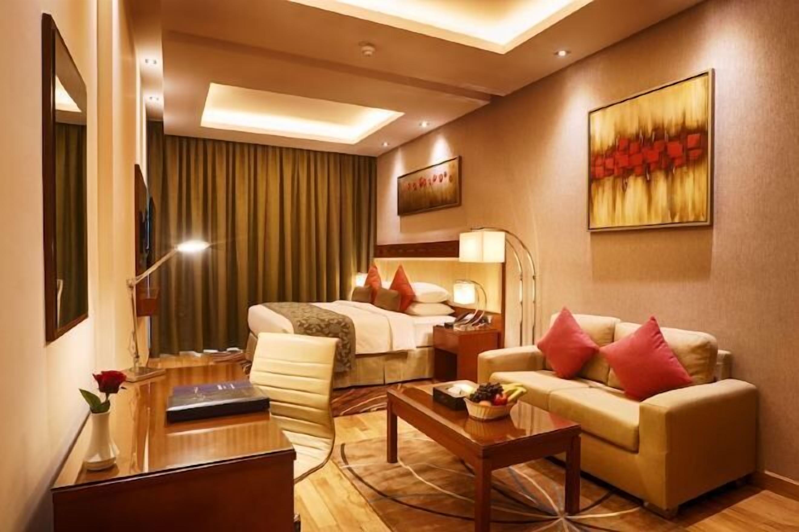 Chăn bông, két bảo mật tại phòng, bàn 