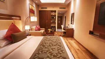 Cubrecamas, caja de seguridad en la habitación y escritorio 