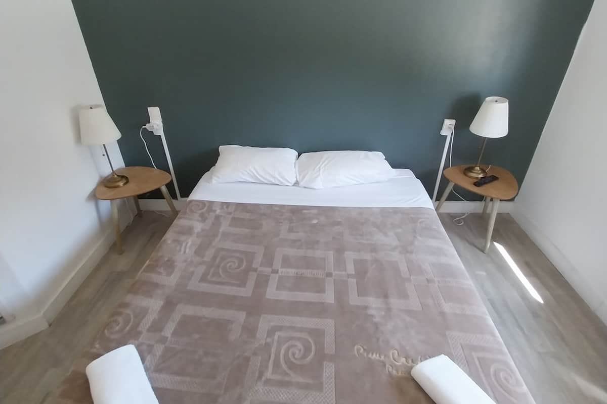 Habitación doble | Ropa de cama de alta calidad y espacio para trabajar con laptop
