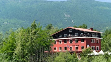 Vista frontal de la propiedad