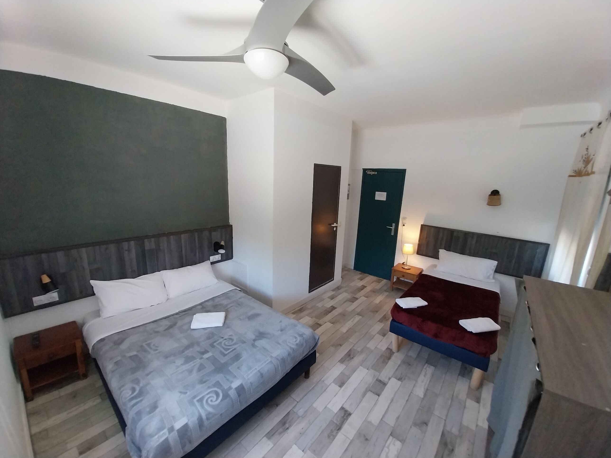 Habitación triple superior | Ropa de cama de alta calidad y espacio para trabajar con laptop 