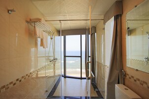 Suite | Bathroom | Shower, free toiletries, hair dryer, slippers