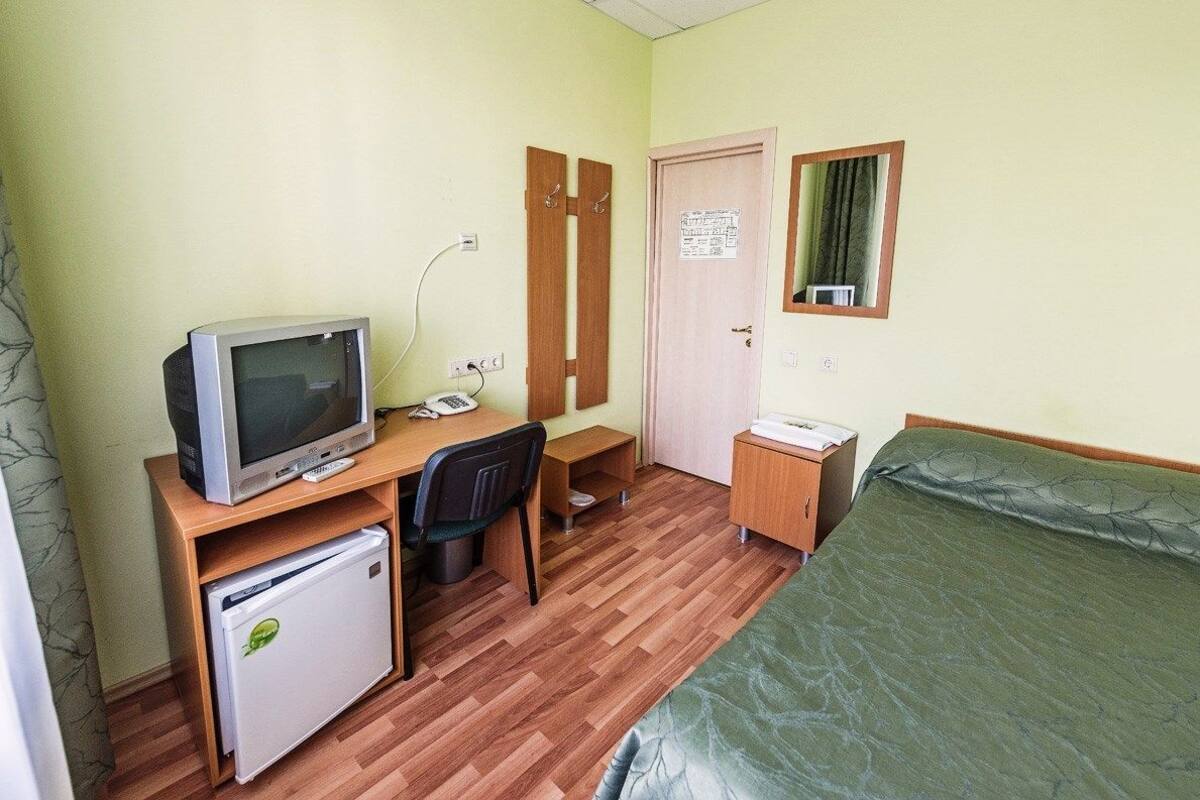Quarto casal básico, banheiro compartilhado | Roupas de cama premium, cofres nos quartos, escrivaninha