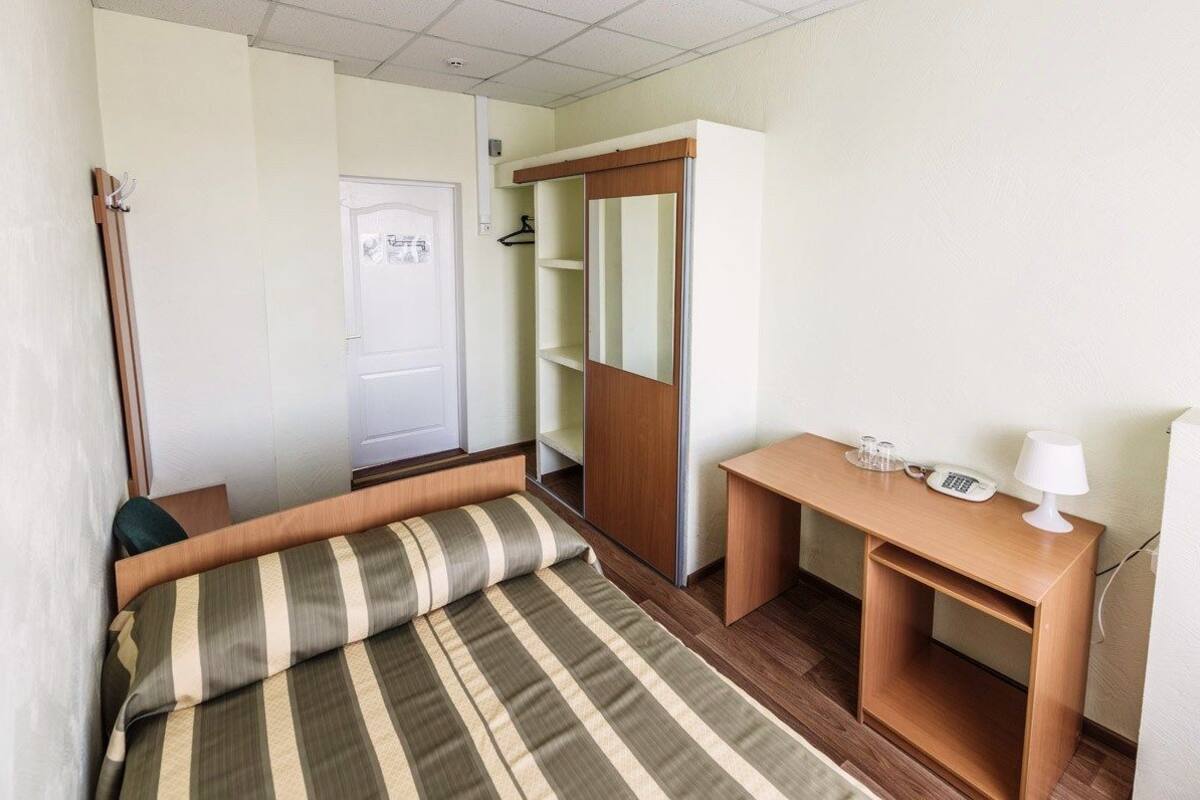 Quarto solteiro econômico, banheiro compartilhado | Roupas de cama premium, cofres nos quartos, escrivaninha