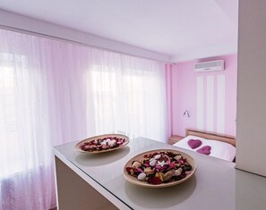 Sengetøy av topp kvalitet, safe på rommet og skrivebord