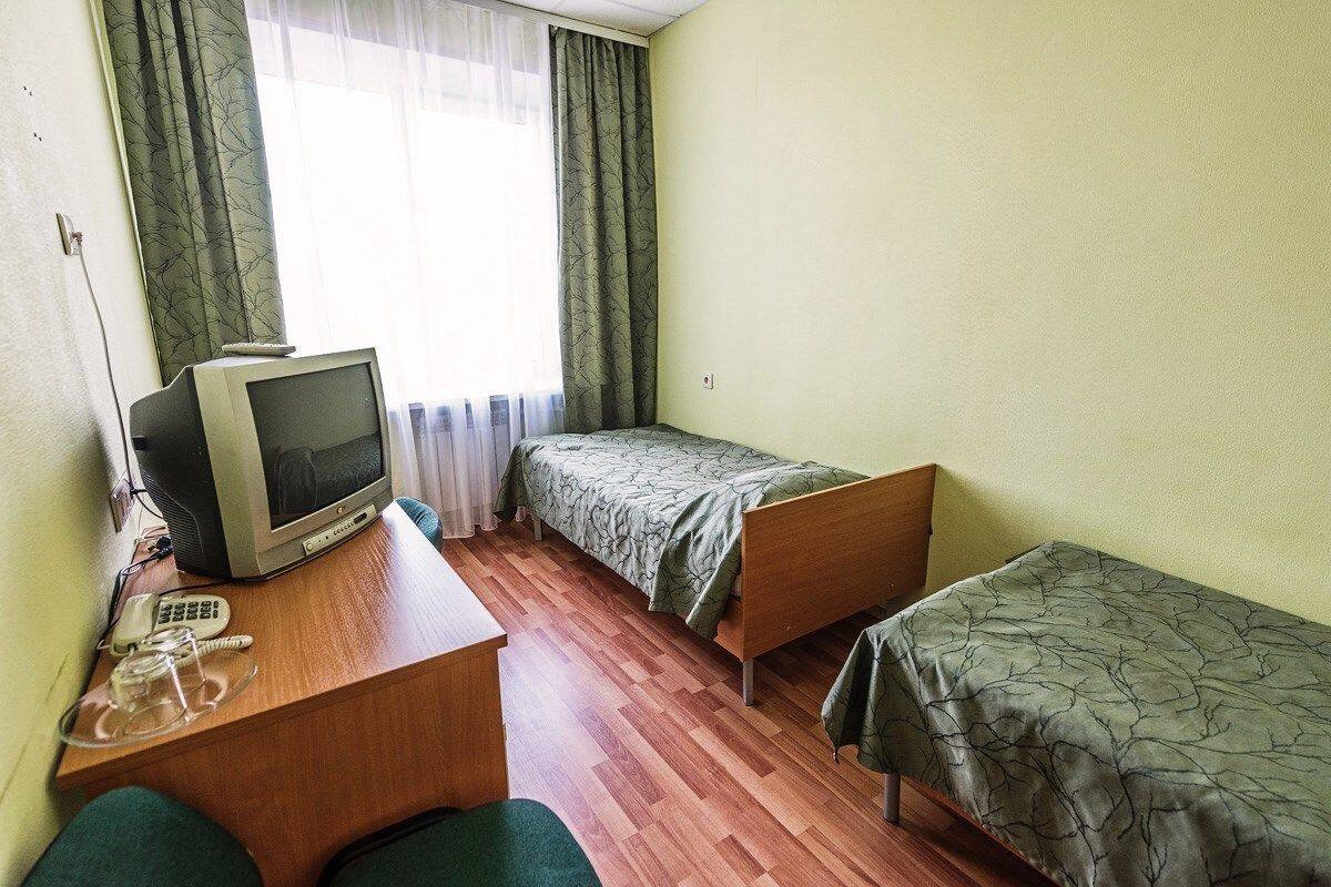 Quarto duplo básico, banheiro compartilhado | Roupas de cama premium, cofres nos quartos, escrivaninha