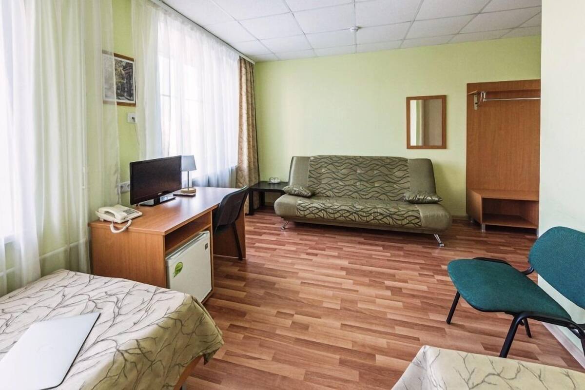 Quarto casal clássico | Roupas de cama premium, cofres nos quartos, escrivaninha