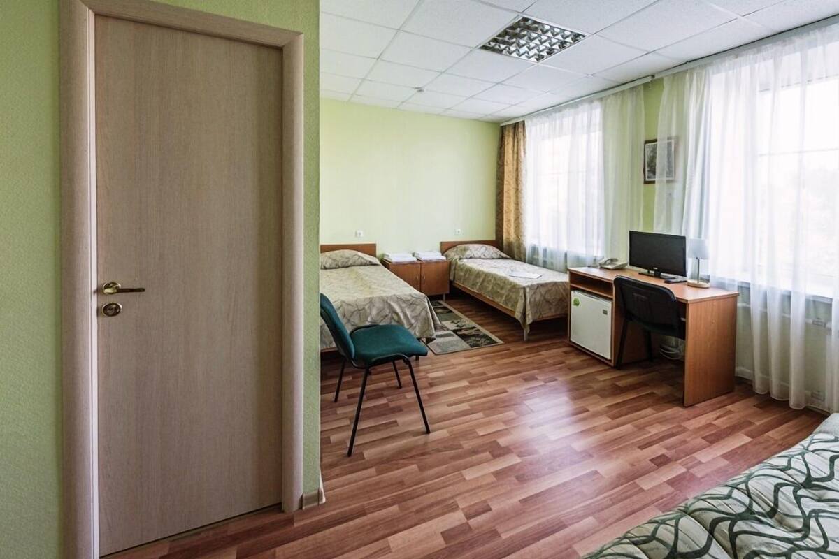Quarto duplo standard | Roupas de cama premium, cofres nos quartos, escrivaninha
