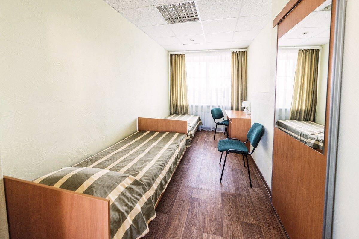 Quarto duplo econômico, banheiro compartilhado | Roupas de cama premium, cofres nos quartos, escrivaninha