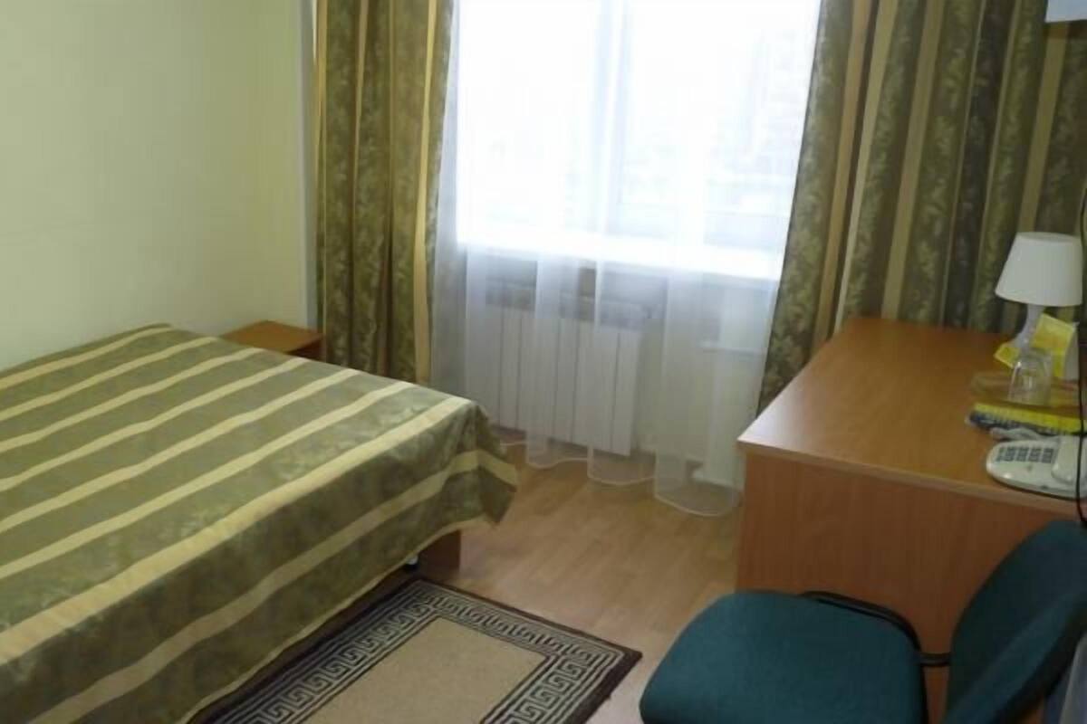 Roupas de cama premium, cofres nos quartos, escrivaninha