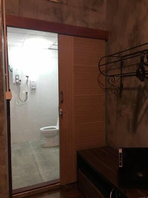 Habitación cuádruple Confort, solo para mujeres, vista a la ciudad | Baño | Amenidades de baño gratuitas, secadora de cabello, toallas 