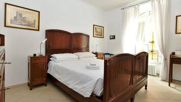 Habitación con 1 cama matrimonial o 2 individuales | Ropa de cama de alta calidad y caja de seguridad en la habitación