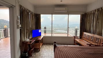 Room for 4 People | Blackout drapes, free WiFi