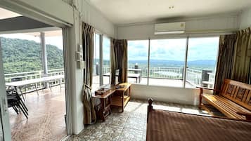 Room for 4 People | Blackout curtains, free WiFi