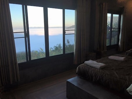 Room for 4 People | Cortinas blackout, Wi-Fi de cortesia. Seemok Resort