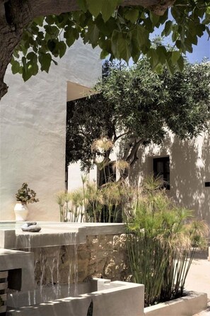 Alberca al aire libre por temporada y sombrillas en la alberca