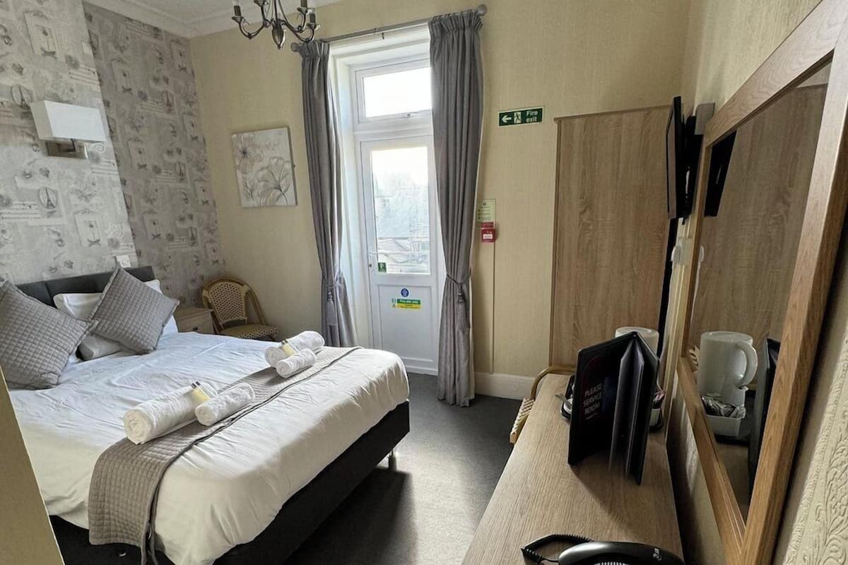 Double Room, Ensuite | 1 bedroom, bed sheets