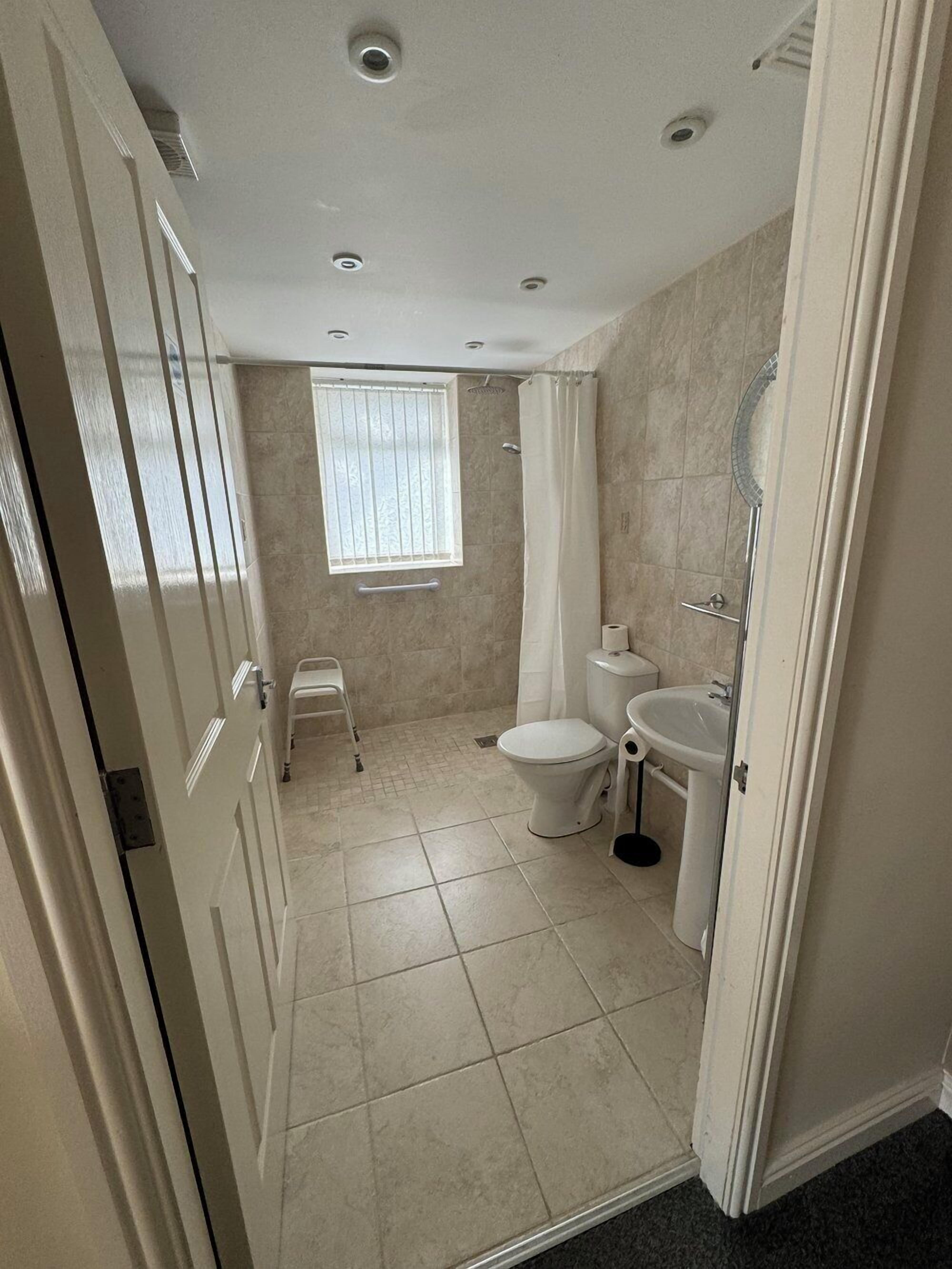 double room, ensuite (ground floor, accessible) | bathroom | hair dryer, towels, soap, toilet paper