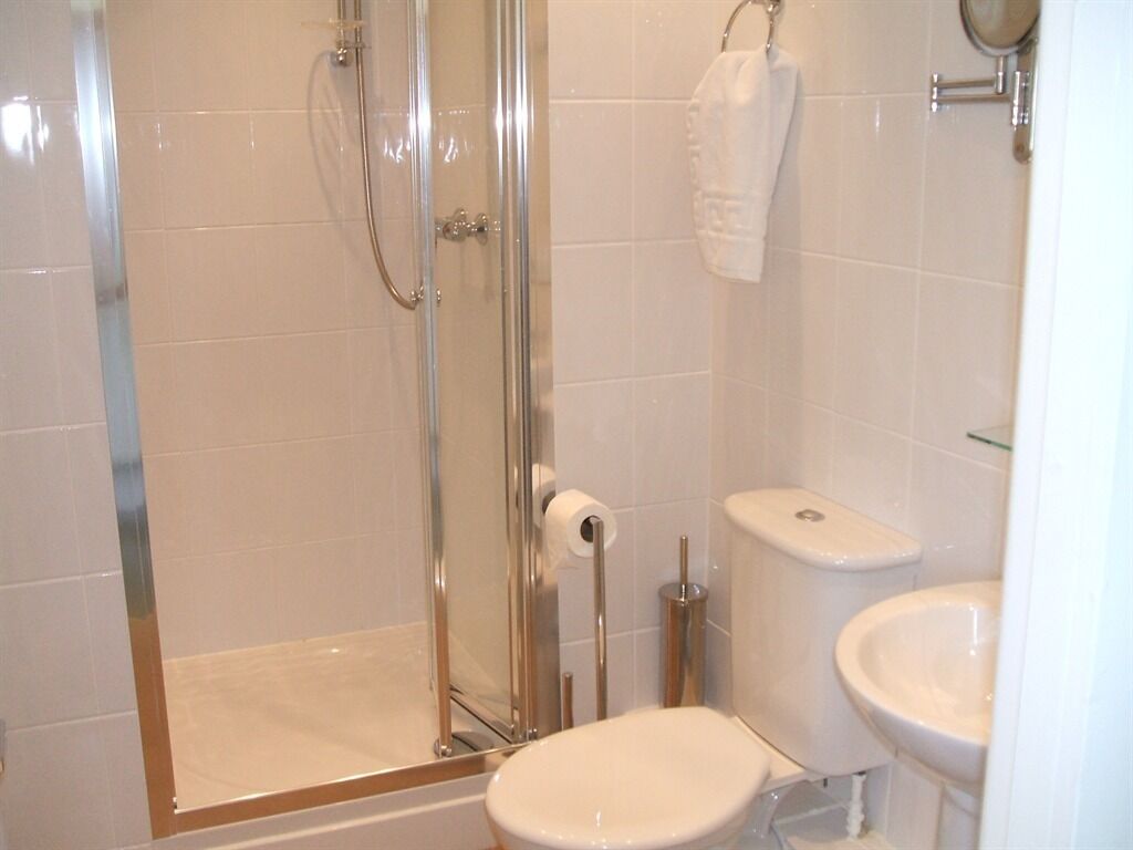 twin room, ensuite, sea view | bathroom | hair dryer, towels, soap, toilet paper