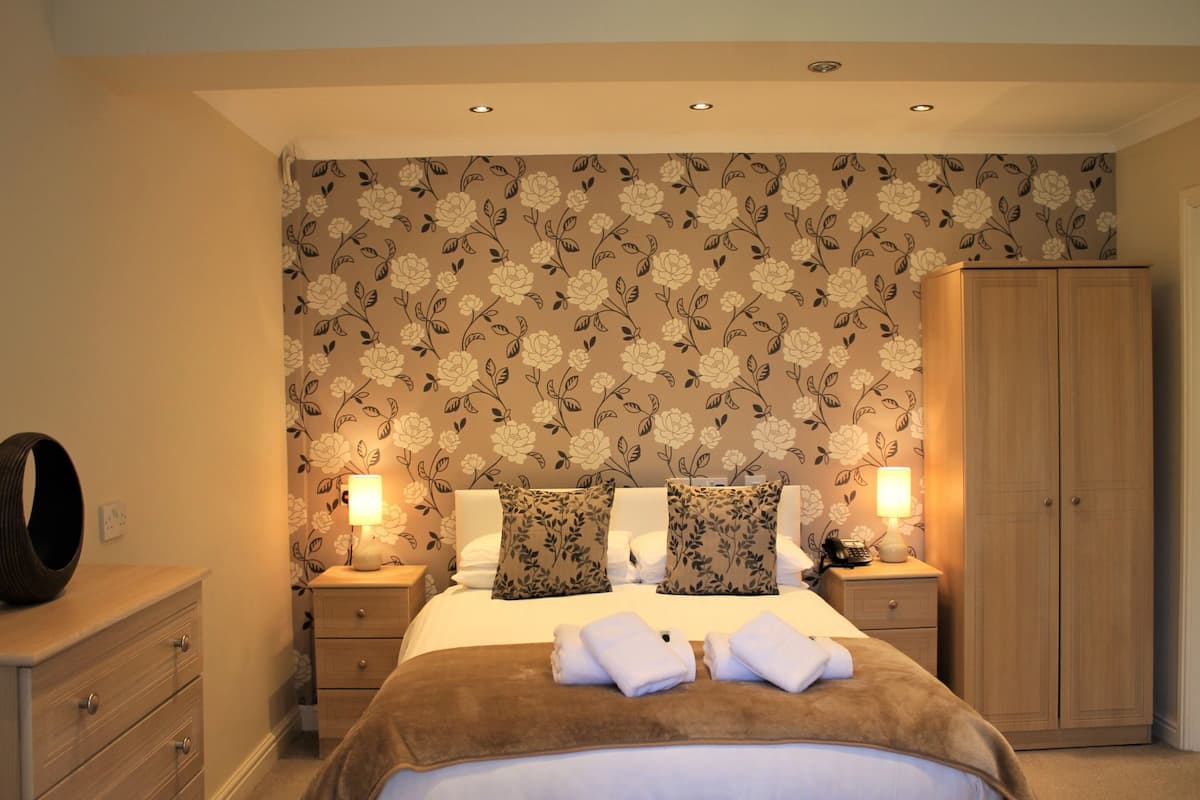 Triple Room, Ensuite (Accessible) | 1 bedroom, bed sheets